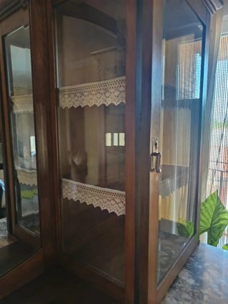 Mueble antiguo madera y mármol con vitrinas