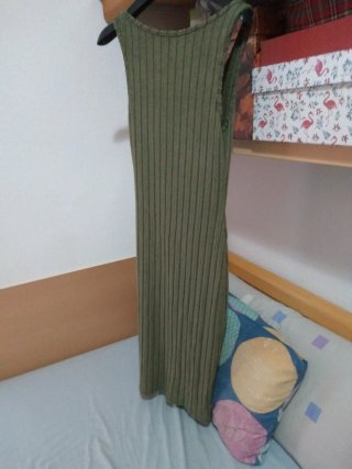 Vestido largo verde militar con abertura