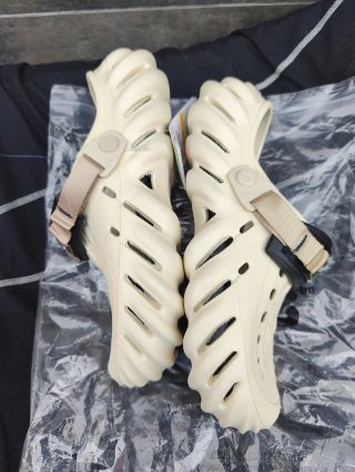 Crocs Echo Clog Talla 43-44 M10 Beige