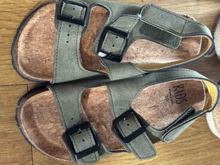 Zapatos de verano para niño.