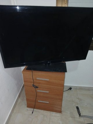 Cómoda de madera con TV LG