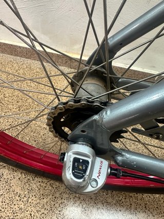 Bicicletta con ruote rosse