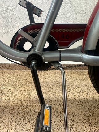 Bicicletta con ruote rosse