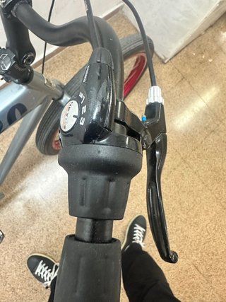 Bicicletta con ruote rosse