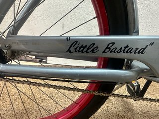 Bicicletta con ruote rosse