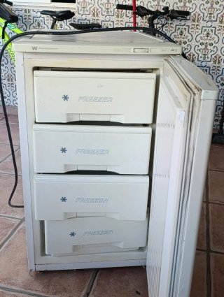 Congelatore verticale White Westinghouse