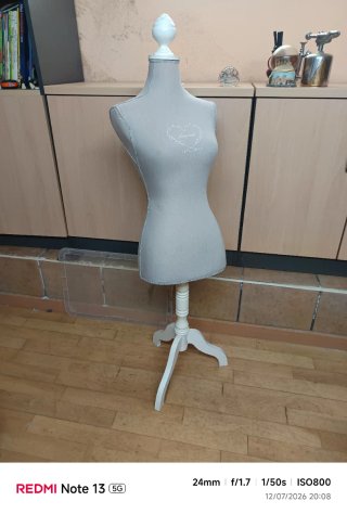 Maniquí de mujer beige