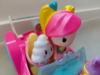 Coche de juguete rosa con figuras