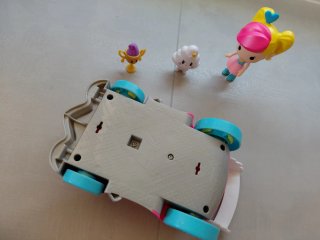 Coche de juguete rosa con figuras