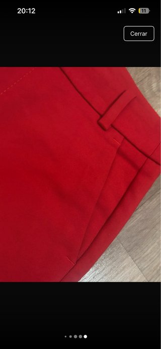 Pantalón rojo de vestir Zara.