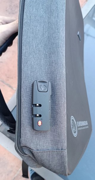 Mochila rígida con cargador