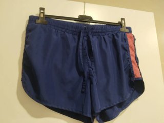 Pantalón corto deportivo azul y rosa