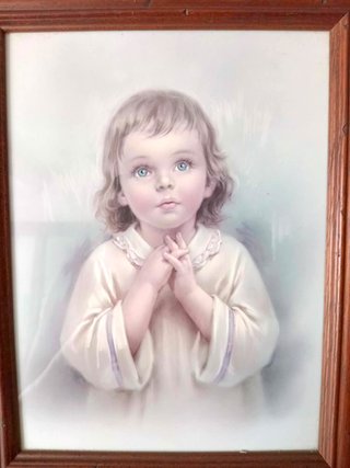 Quadro antigo de criança a rezar