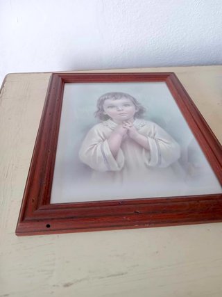 Quadro antigo de criança a rezar