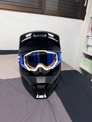 Casco trial Leatt con gafas