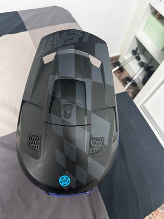 Casco trial Leatt con gafas