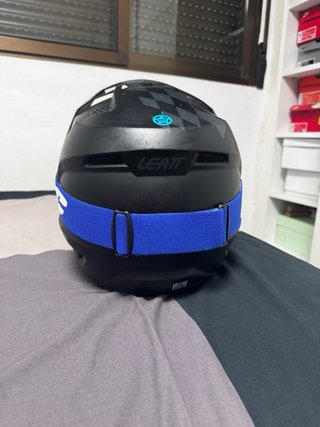 Casco trial Leatt con gafas
