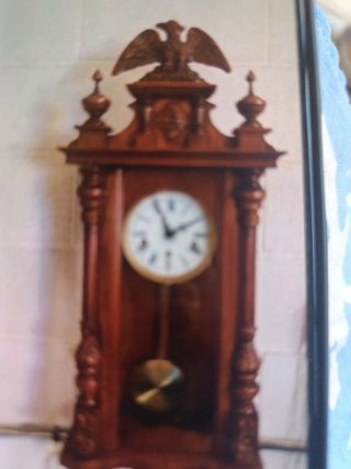 Reloj de péndulo antiguo de madera