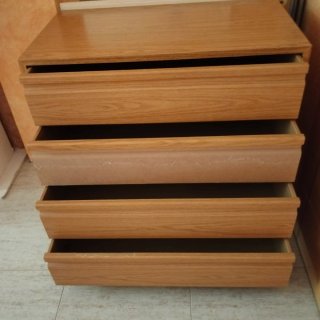 Cajonera de madera color beige y marrón