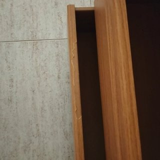 Cajonera de madera color beige y marrón