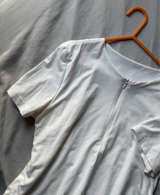 Camiseta blanca con cremallera
