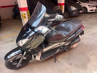 Vendo o cambio Yamaha XMax 250 Negra