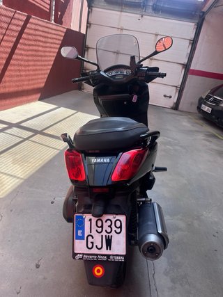 Vendo o cambio Yamaha XMax 250 Negra