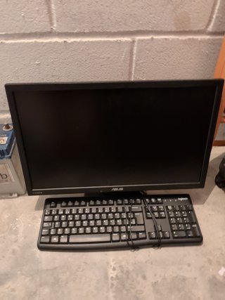 Pantalla ASUS y Teclado Logitech Negro