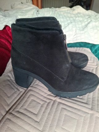 Botines negros con cremallera