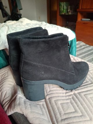 Botines negros con cremallera