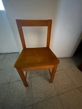 Silla de madera marrón