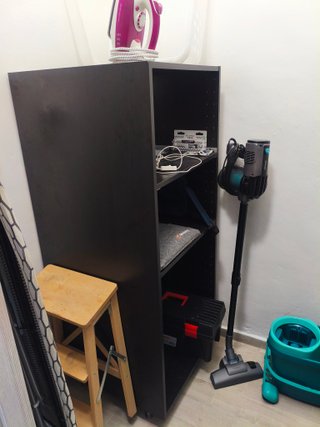 Mobili con scaffali, di vario tipo e dimensione