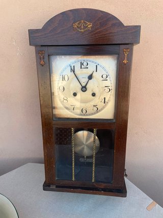 Reloj de pared antiguo de madera