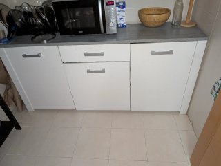Armario de cocina blanco y gris