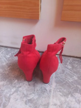 Botines rojos de tacón con cremallera