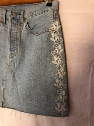Falda vaquera Levi's con bordado floral