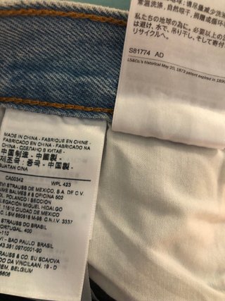 Falda vaquera Levi's con bordado floral