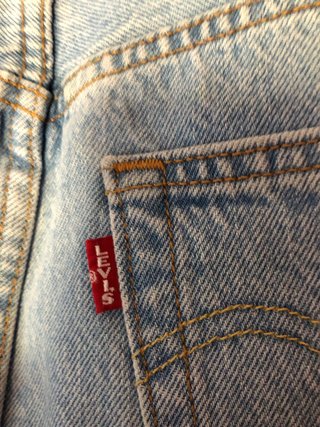 Falda vaquera Levi's con bordado floral