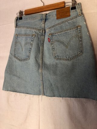 Falda vaquera Levi's con bordado floral