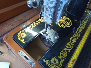 Máquina de coser antigua Popue
