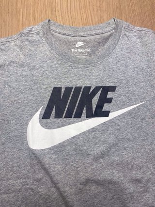 Camiseta Nike Gris Logo Grande Talla S