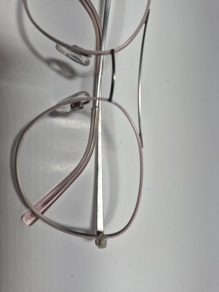 Gafas de vista rosas y plateadas