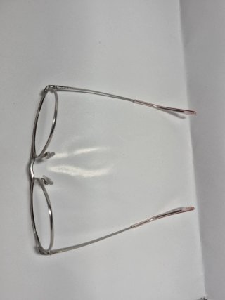 Gafas de vista rosas y plateadas