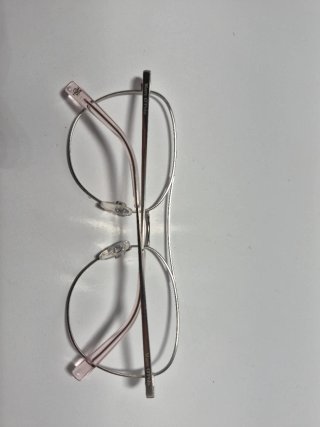 Gafas de vista rosas y plateadas