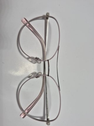 Gafas de vista rosas y plateadas