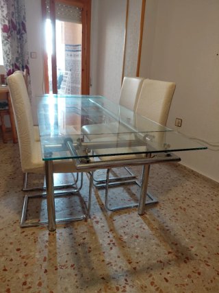 Mesa comedor extensible y 4 sillas cristal