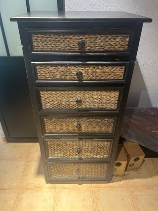 Cajonera de madera y mimbre negra