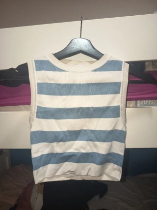 Top de rayas blanco y azul