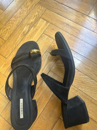 Sandalias Corina negras tacón ancho con detalle