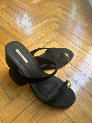 Sandalias Corina negras tacón ancho con detalle